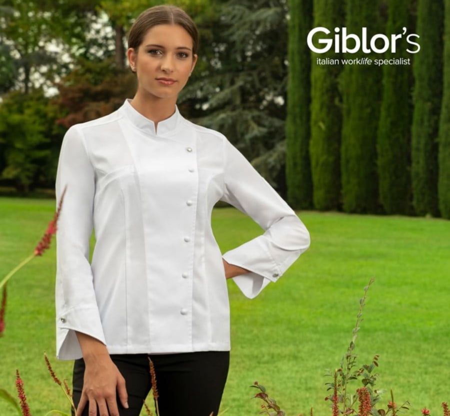 Γυναίκα με λευκό σακάκι σεφ της Giblor's