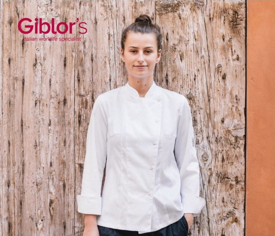 Γυναίκα με λευκό σακάκι σεφ της Giblor's